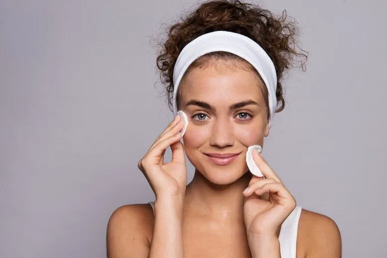 Pielęgnacja twarzy przed makijażem – jak przygotować twarz pod makijaż?