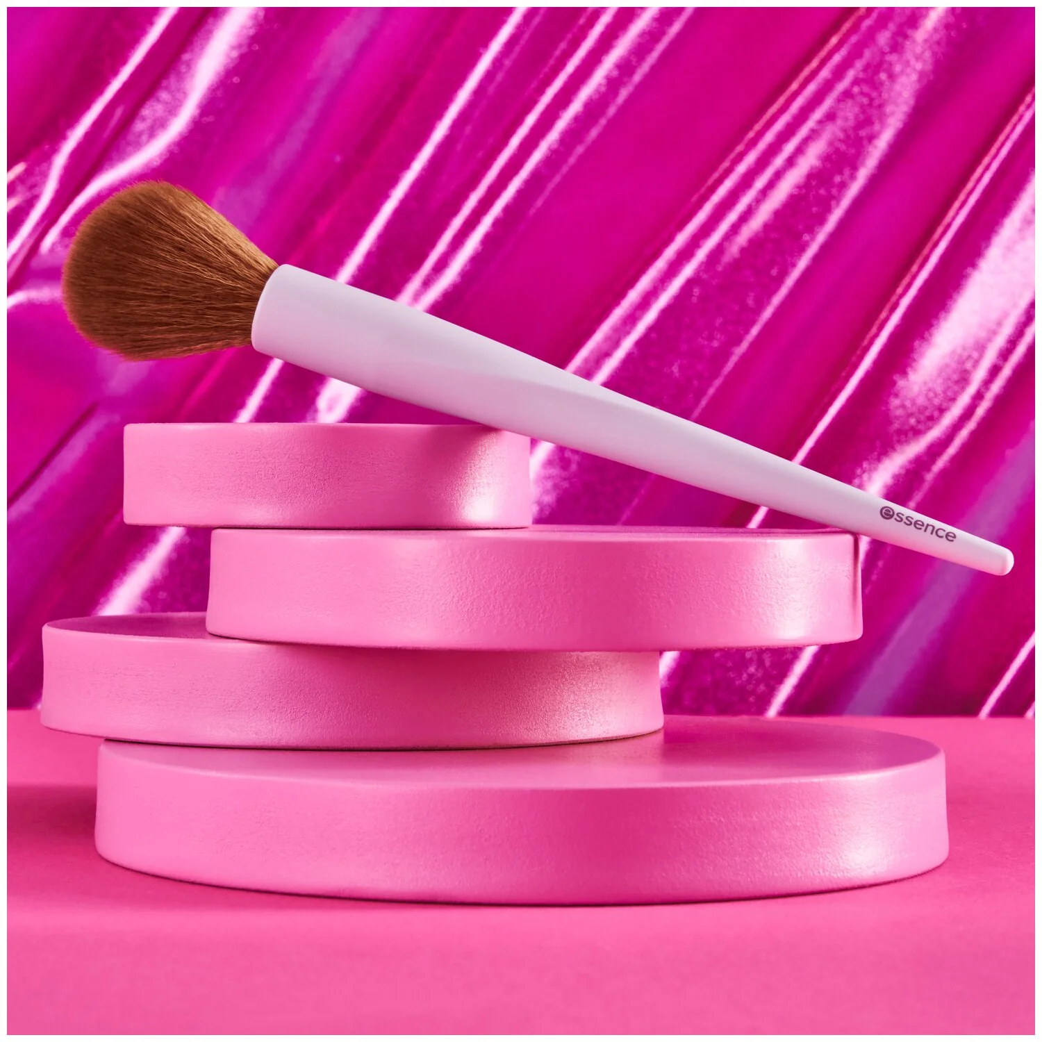 Essence Blush & Highlighter Brush pędzel do różu i rozświetlacza 01 