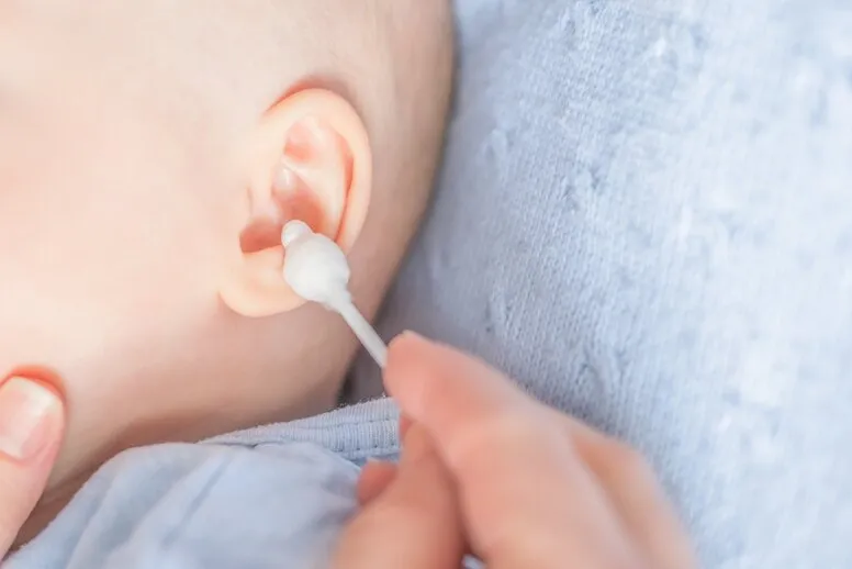 Czym czyścic uszy niemowlaka?