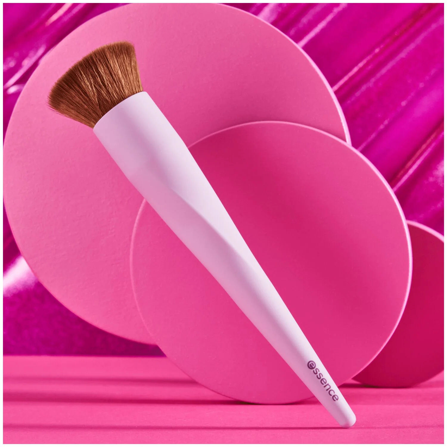 Essence Make Up Buffer Brush pędzel do nakładania podkładu 01 